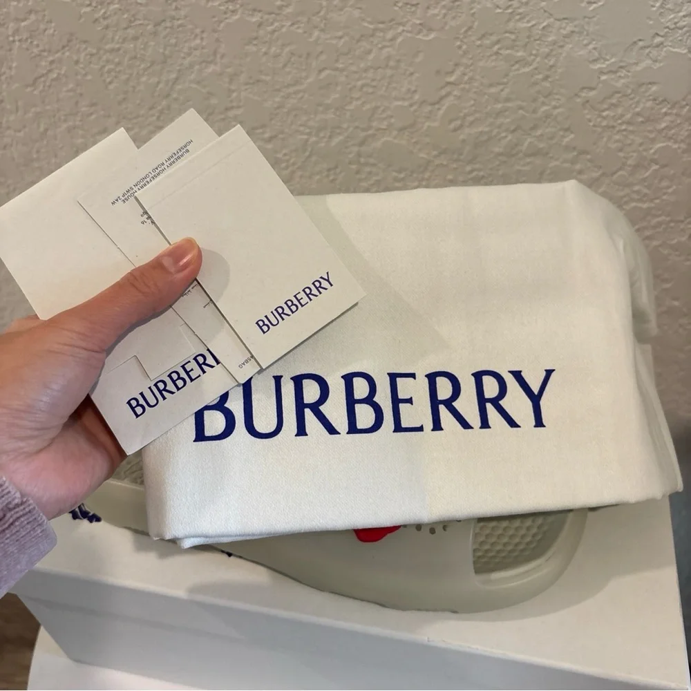 NWT BURBERRY SIZE 37 Women’s Burberry Stingray Rubber Slide Sandals - Picture 3 of 9